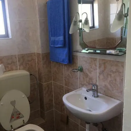 Ulaj Hotel *